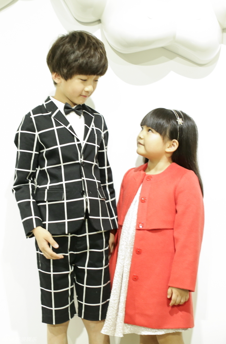 一组王诗龄,石头,天天和韩国影星成冬日及其儿子成俊一起玩闹的照片