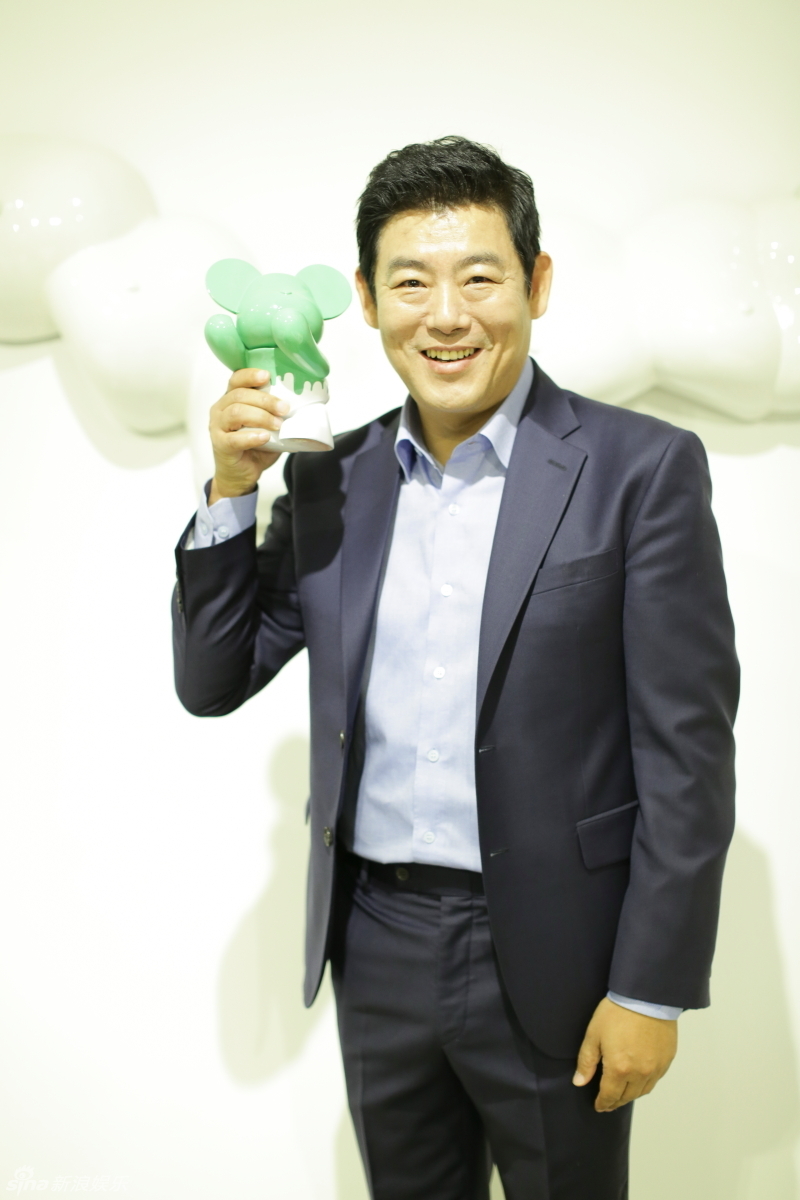 新浪娱乐讯 一组王诗龄,石头,天天和韩国影星成冬日及其儿子成俊一起