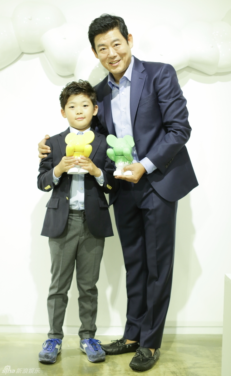 一组王诗龄,石头,天天和韩国影星成冬日及其儿子成俊一起玩闹的照片