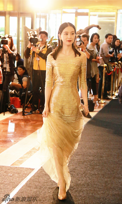 刘诗诗获亚洲之星殊荣金裙红唇亮相夺目