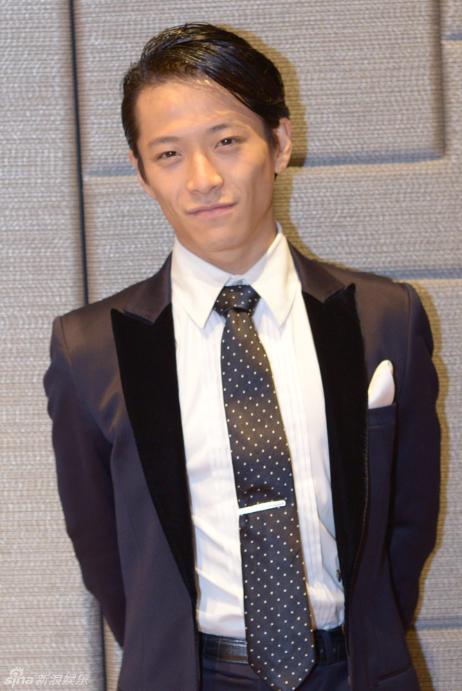 橘庆太微笑卖萌