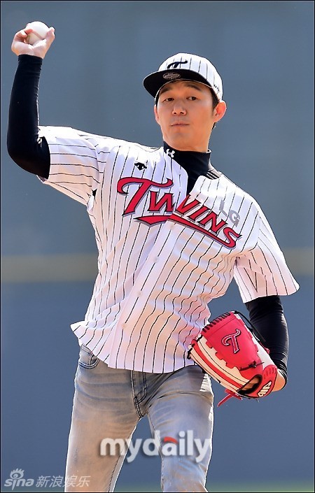 朴成雄为棒球比赛开球