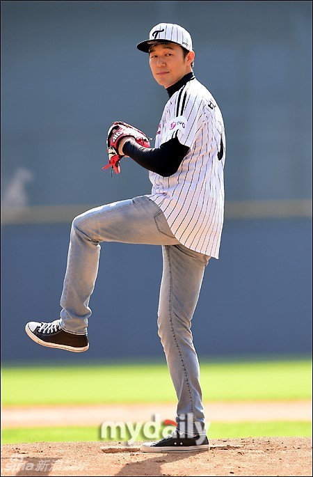 朴成雄为棒球比赛开球