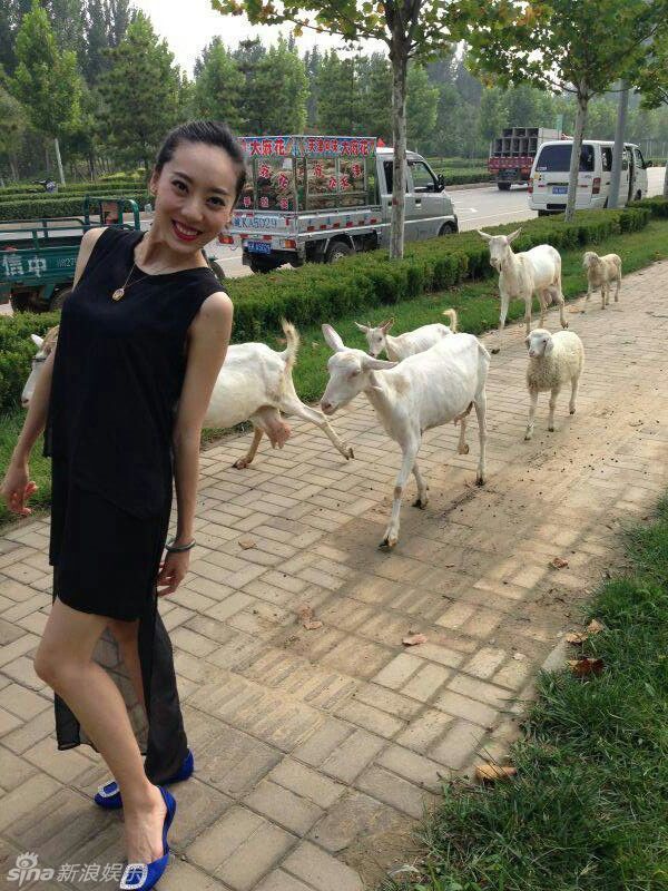 1 / 10 新浪娱乐讯 我为喜剧狂冠军鄂博在节目中凭借抡腿"扫雷"的绝活