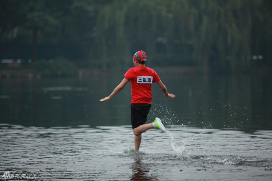 《奔跑吧兄弟》开播 邓超喝洗脸水解渴