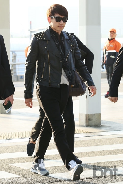 rain铆钉黑皮衣亮相机场 脚踩运动鞋混搭