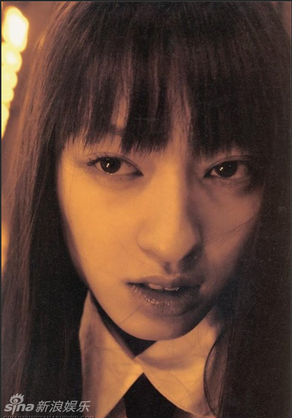 14岁时凭借电影《死国》出道,2000年主演电影《大逃杀》,随后被美国