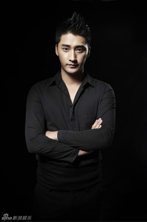 新浪娱乐讯 近日,演员张旭曝光一组时尚写真,冷酷帅气,眼神犀利,展现