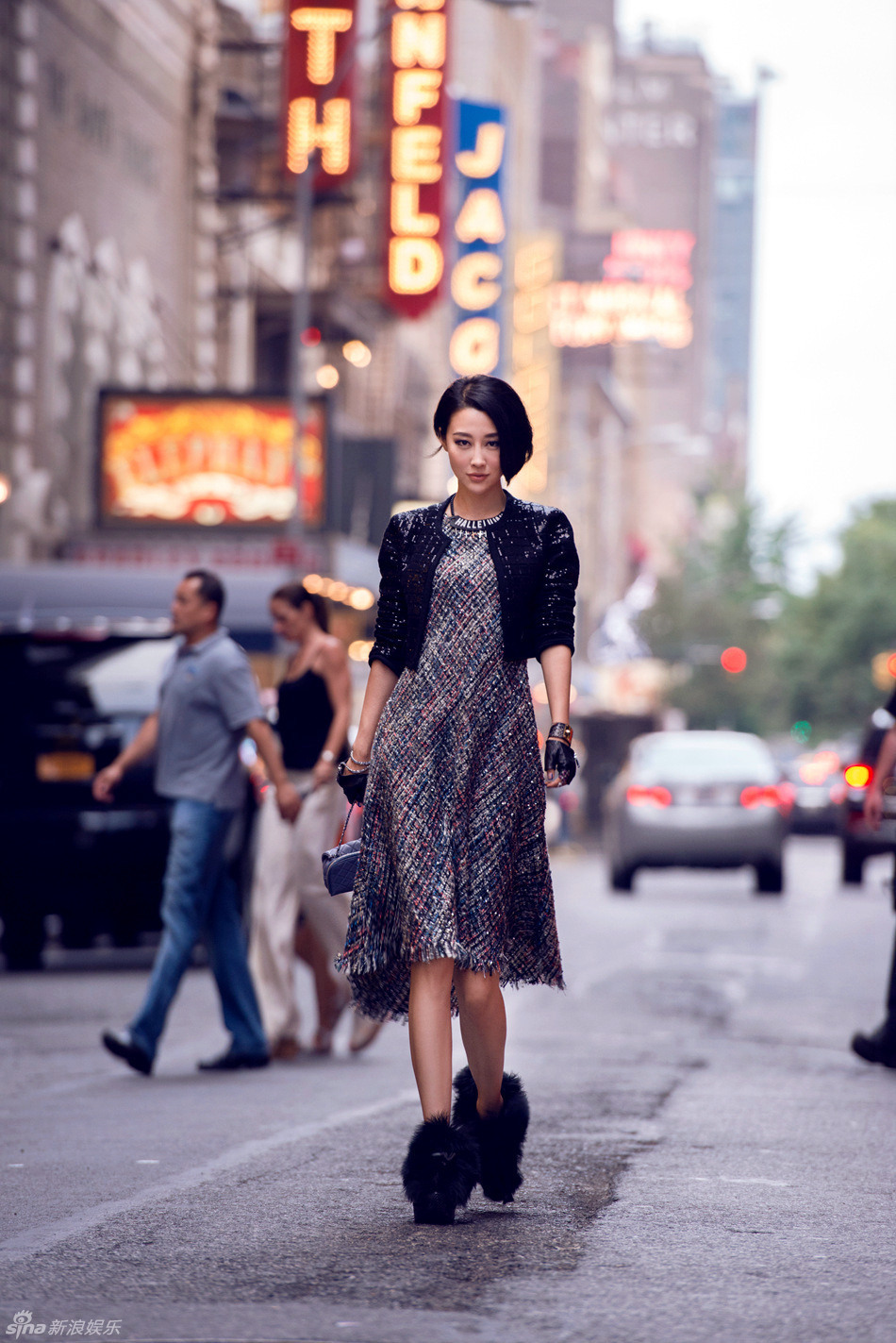 新浪娱乐讯 近日马梓涵曝光了一组为《时尚芭莎》拍摄堵纽约街拍大片