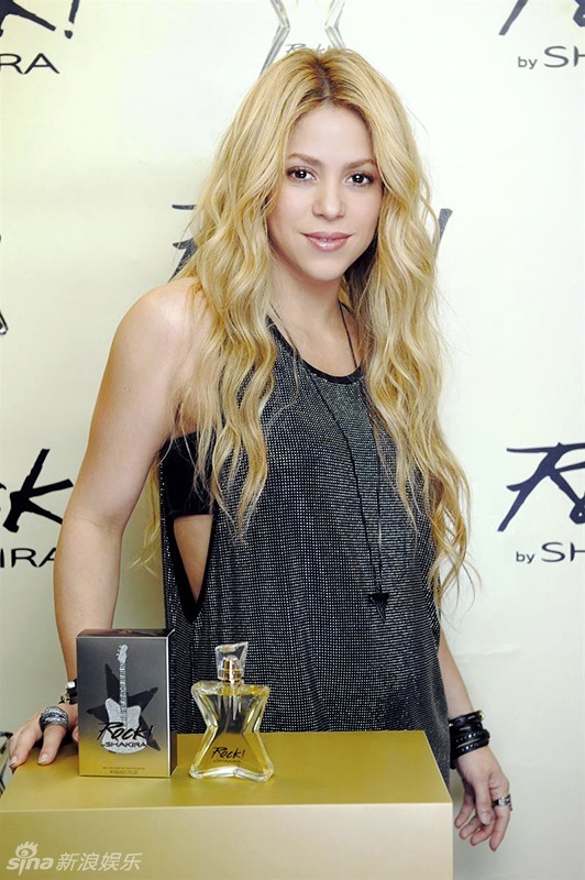 夏奇拉怀二胎踩高跟秀美腿 不见孕肚