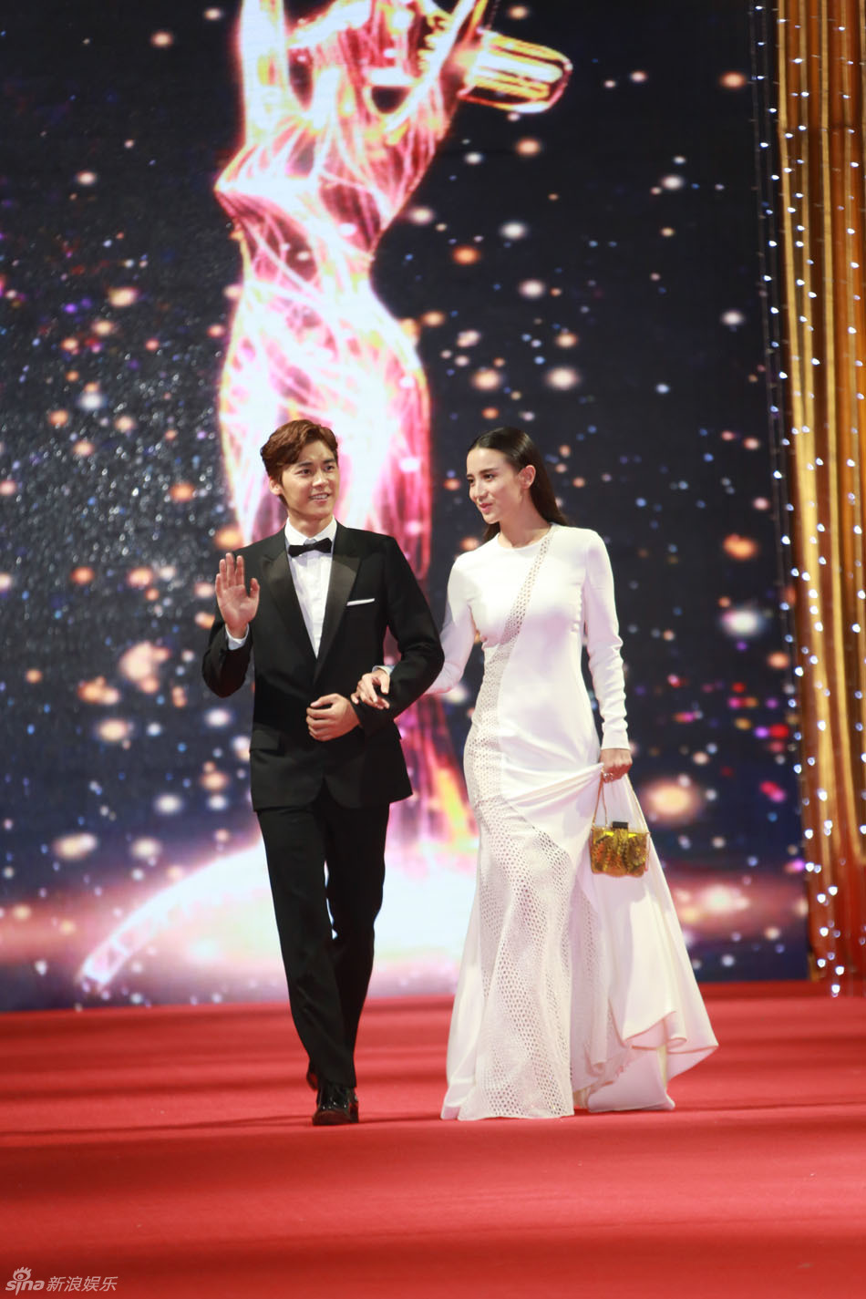 组图:李易峰帅气现身金鹰红毯 贴心帮宋佳提裙