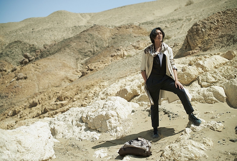 组图:陈坤沙漠演绎桀骜随性的独行者