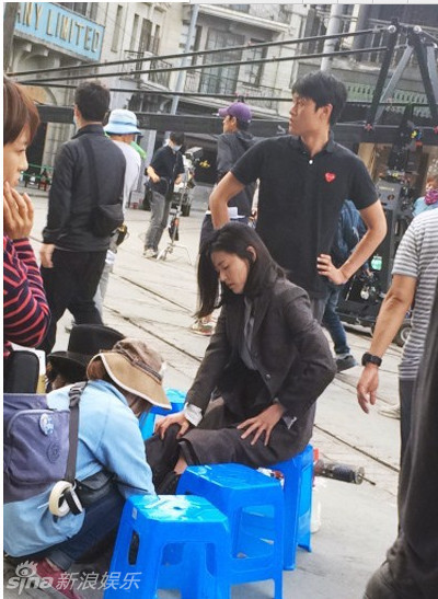 助理帮全智贤穿鞋