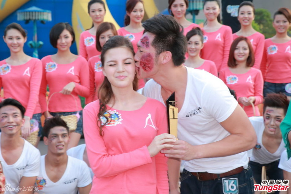 郭佳玮获最佳损友奖 公然亲吻亚姐刘佩欣