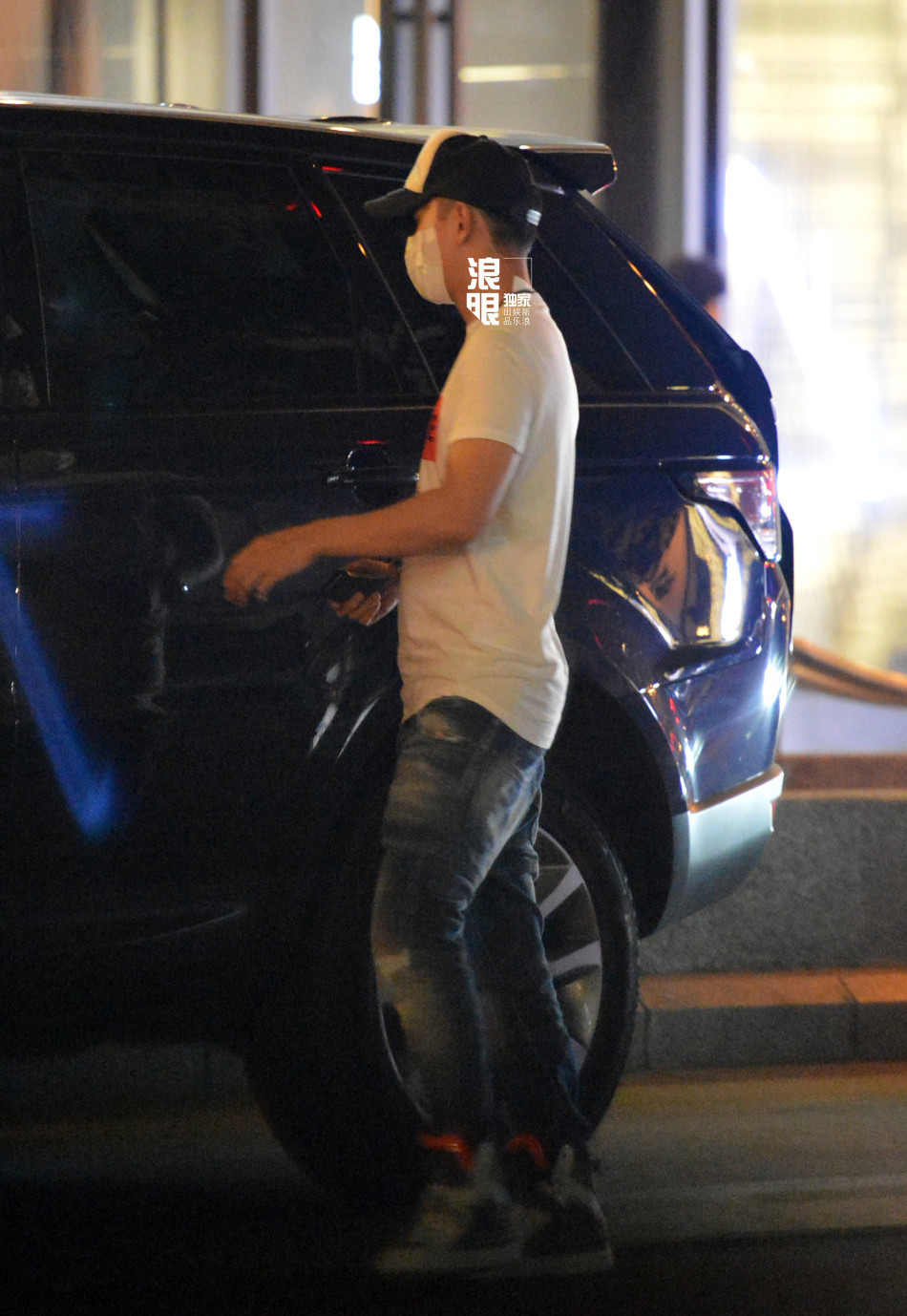 组图:罗晋戴口罩逛街 购物完上车猛抽烟_高清图集_新浪网