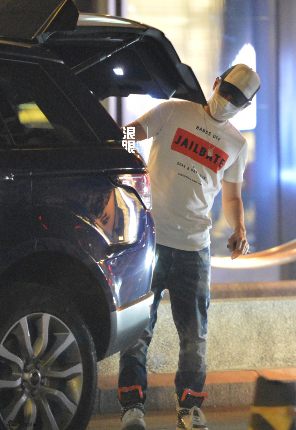 组图:罗晋戴口罩逛街 购物完上车猛抽烟_高清图集_新浪网