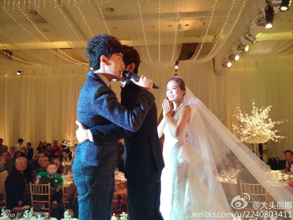 组图:高梓淇蔡琳婚礼甜蜜拥吻 双鞠躬谢嘉宾_高清图集_新浪网