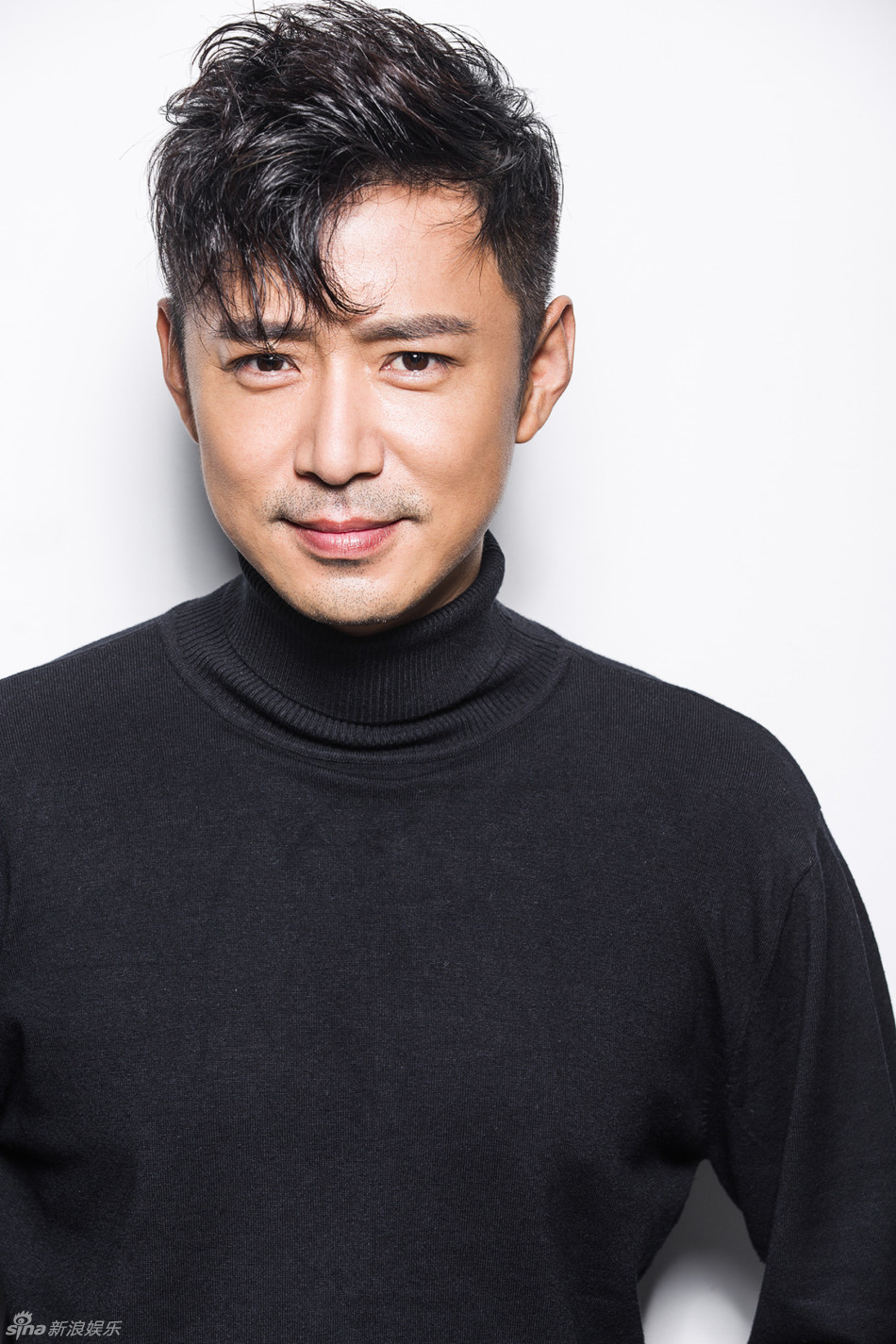 组图:高鑫秋日写真大片 黑色毛衣化身冷傲先生_高清图集_新浪网