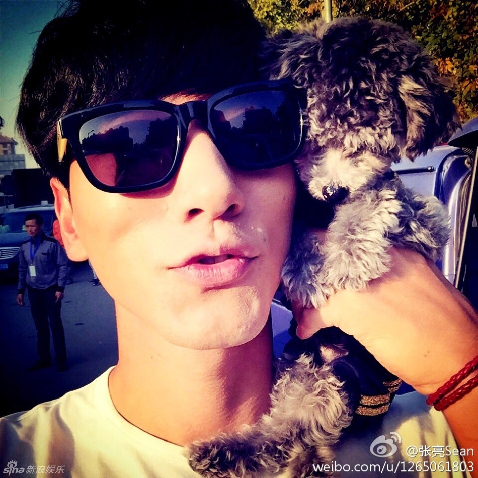 新浪娱乐讯 张亮今天在微博晒出几张帅照,萌娃天天后脑勺出镜.