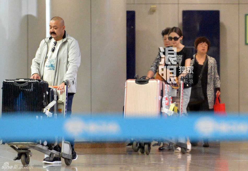 古力娜扎陷张翰绯闻面容憔悴 父母赴京探望