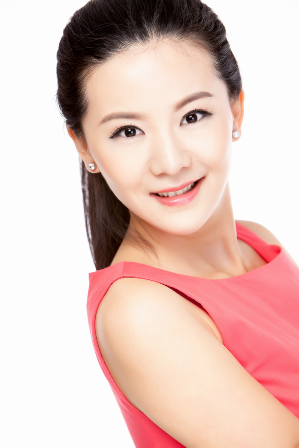 王馨可初秋写真露肩红裙妩媚