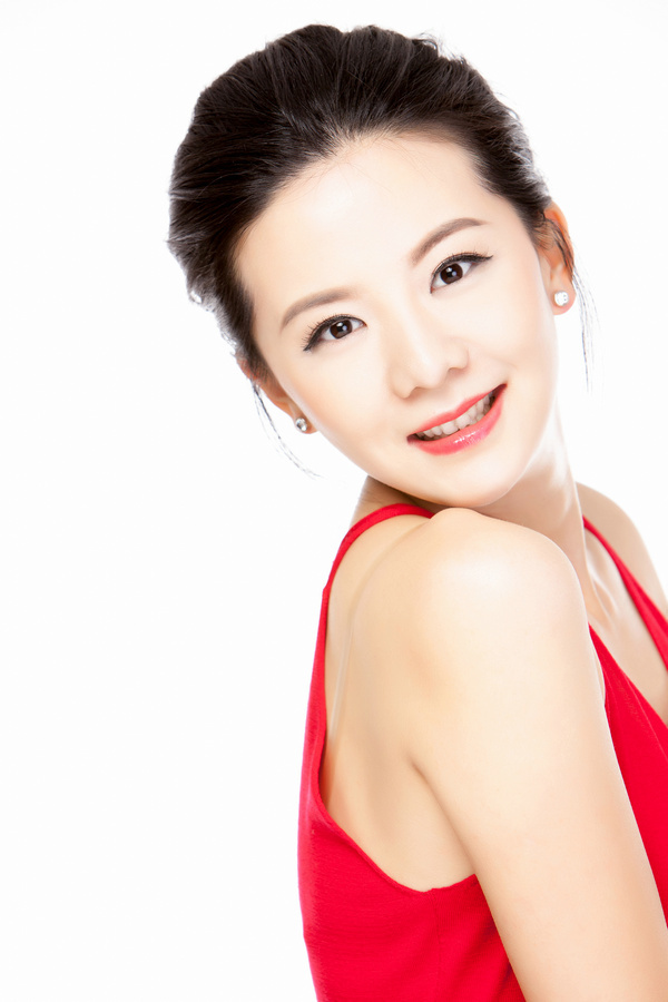 王馨可初秋写真 露肩红裙妩媚