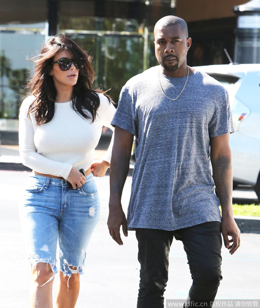 组图:卡戴珊与老公甜蜜外出 大秀美背翘臀_高清图集_新浪网