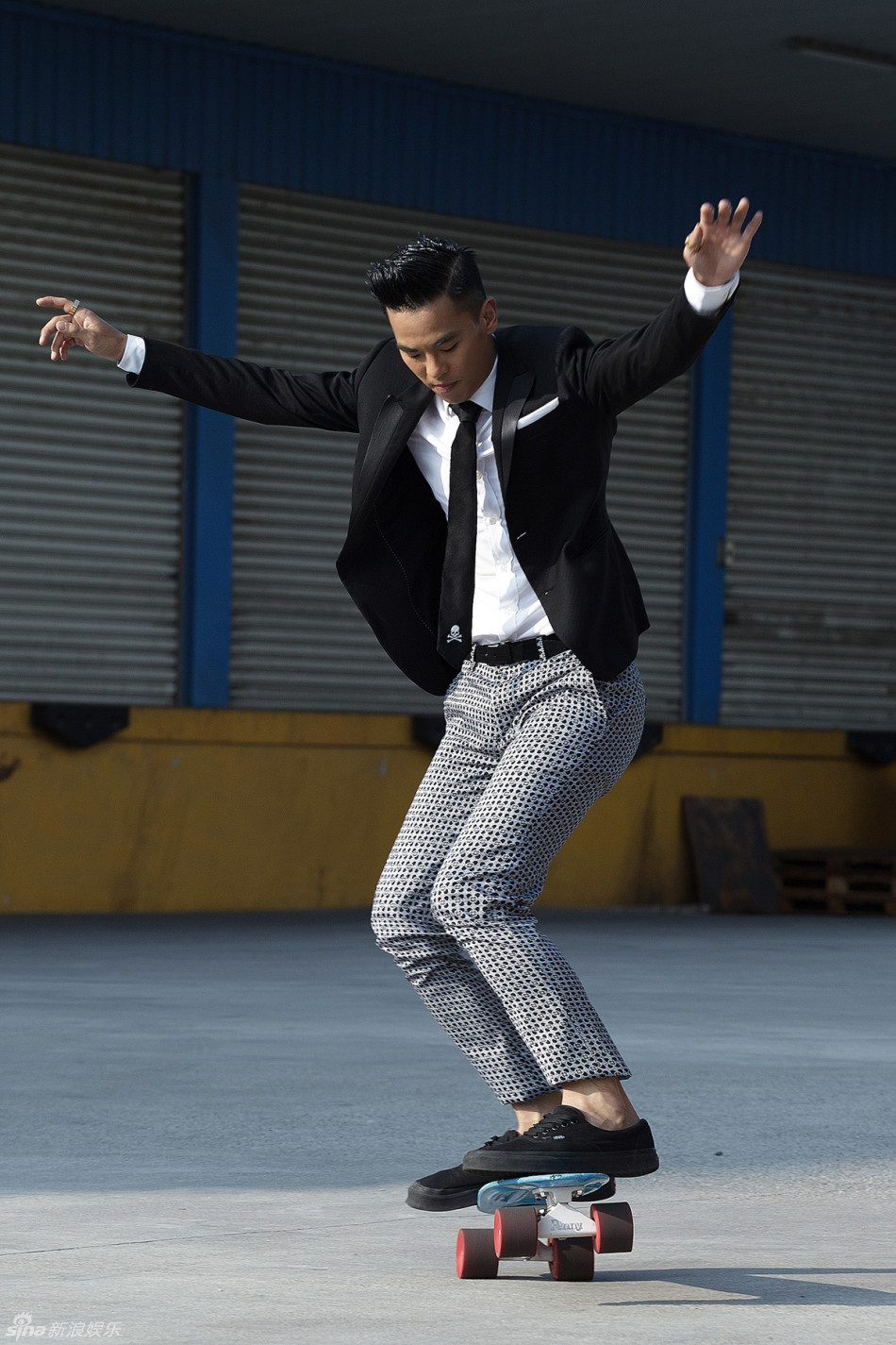 组图:柯有伦雨中跳舞湿身 mv与辣模床战_高清图集_新浪网