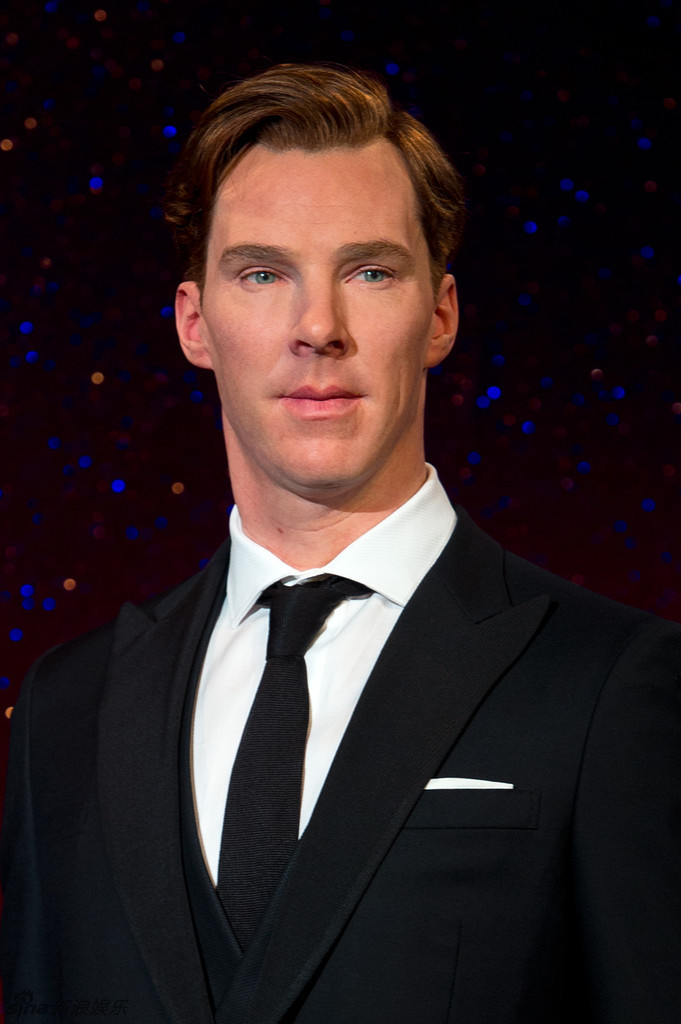 卷福蜡像展出 高还原度引美女粉丝揩油