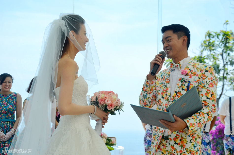 10月25日,"翻版李小龙"陈国坤在巴厘岛举行婚礼,迎娶香港歌手黄伊汶