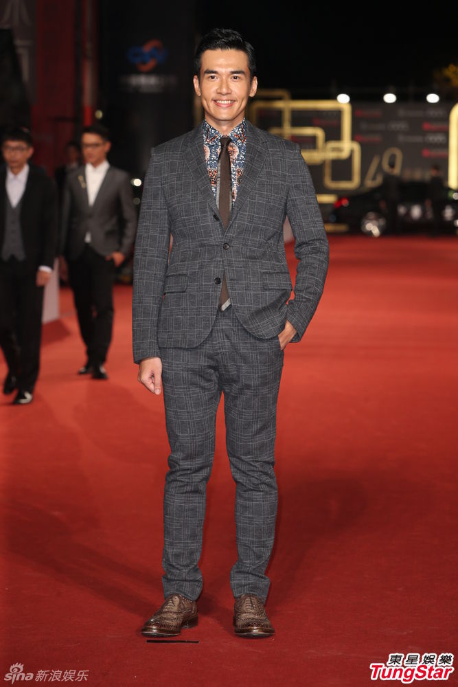 组图金钟奖红毯白歆惠银色未来感礼服露美胸