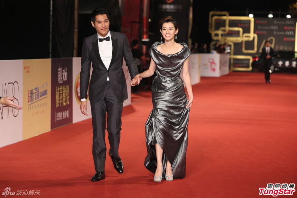 组图:蓝正龙深灰正装亮相 与妻子周幼婷秀恩爱