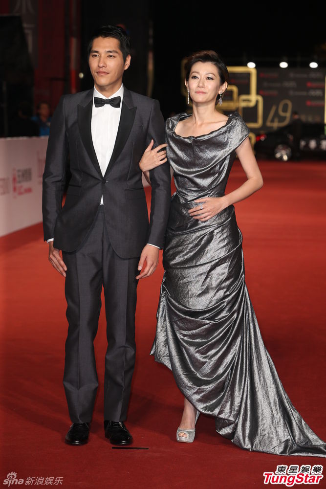 组图:蓝正龙深灰正装亮相 与妻子周幼婷秀恩爱