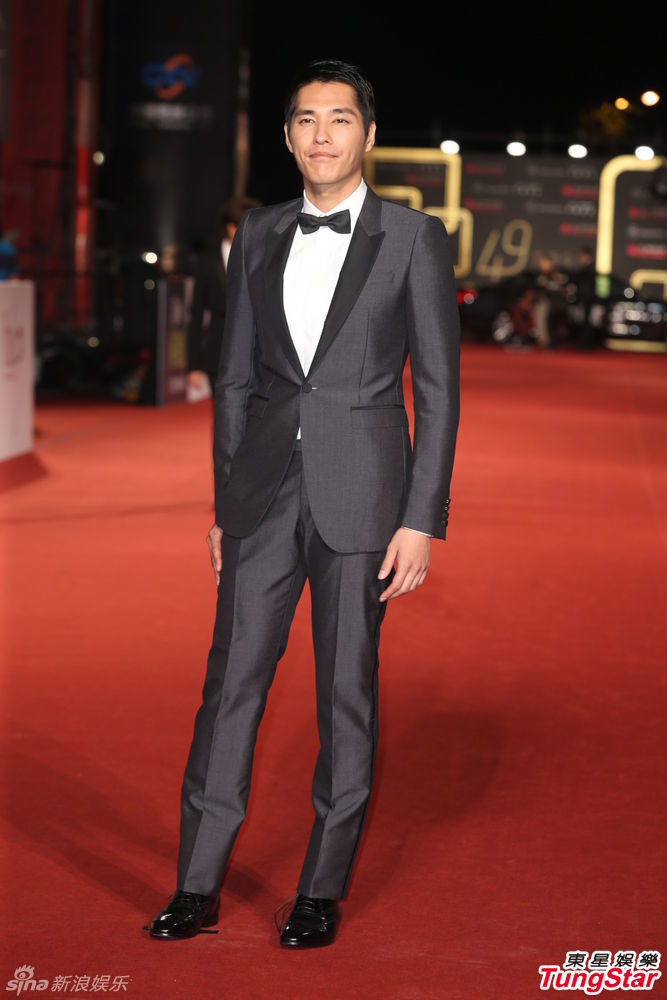 组图:蓝正龙深灰正装亮相 与妻子周幼婷秀恩爱