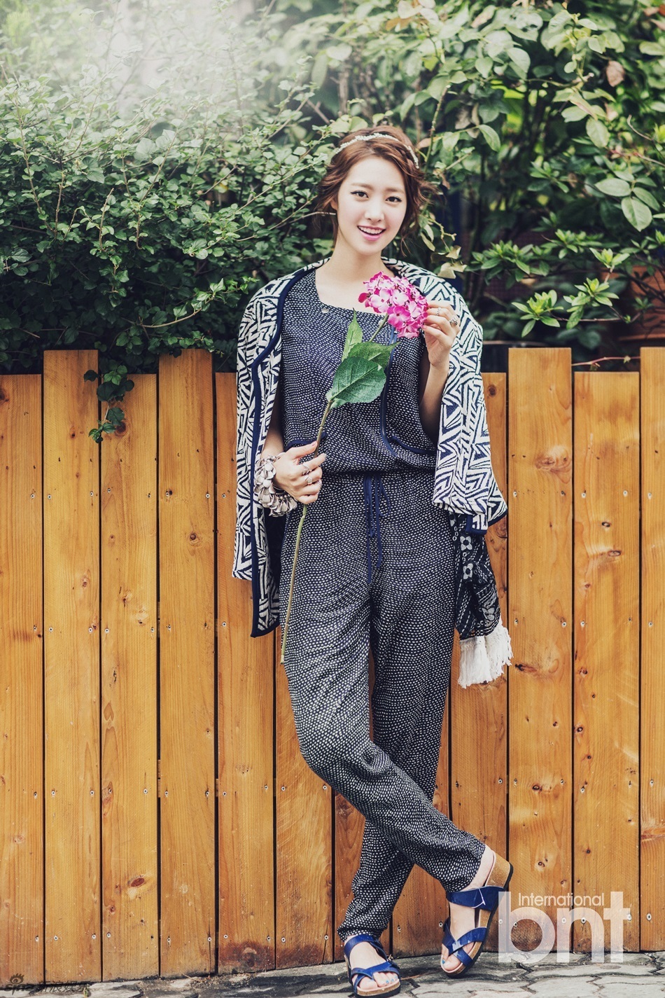 新浪娱乐讯 近日,韩国演员陈世妍拍摄一组时尚写真,在秋日暖暖的阳光