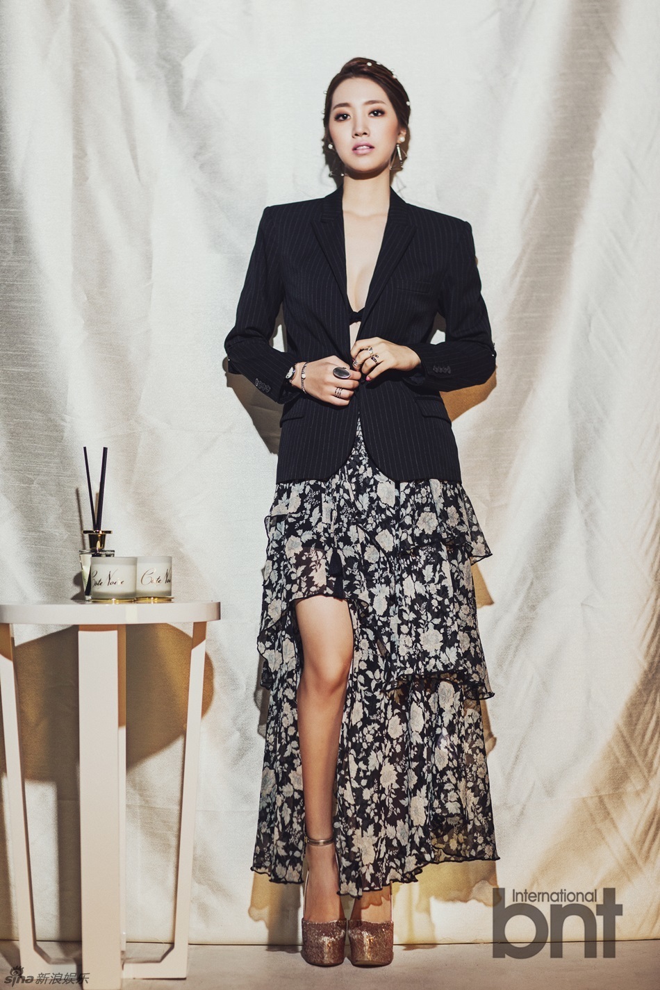 新浪娱乐讯 近日,韩国演员陈世妍拍摄一组时尚写真,在秋日暖暖的阳光