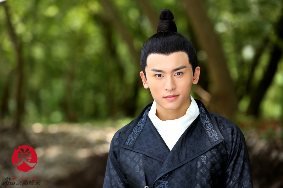 组图:张哲瀚《美人制造》造型多显冷峻