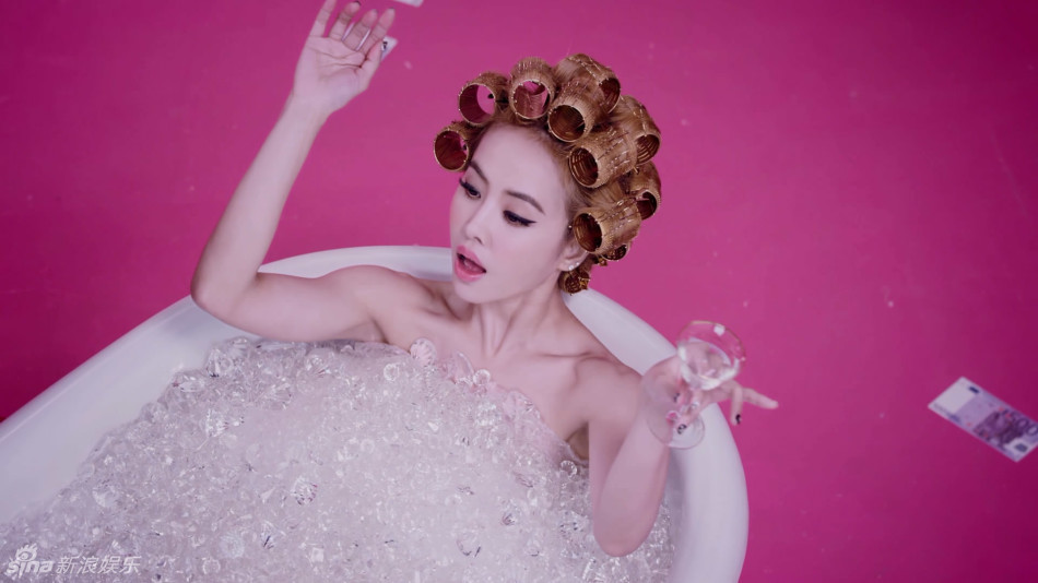 组图:蔡依林mv裸肩坐浴缸 扮富婆给壮男塞小费_高清图集_新浪网