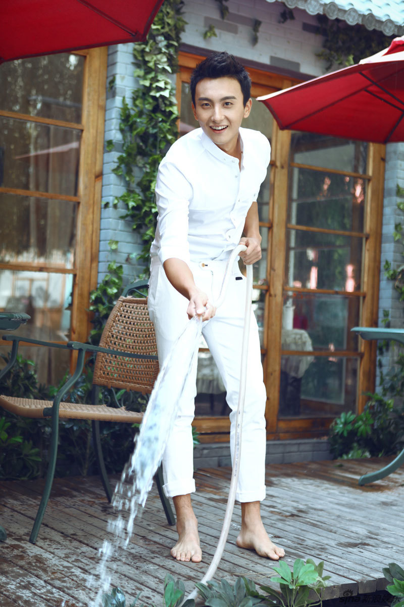 新浪娱乐讯 日前,青年演员牛骏峰拍摄了一组纯白清新写真,时而眼神