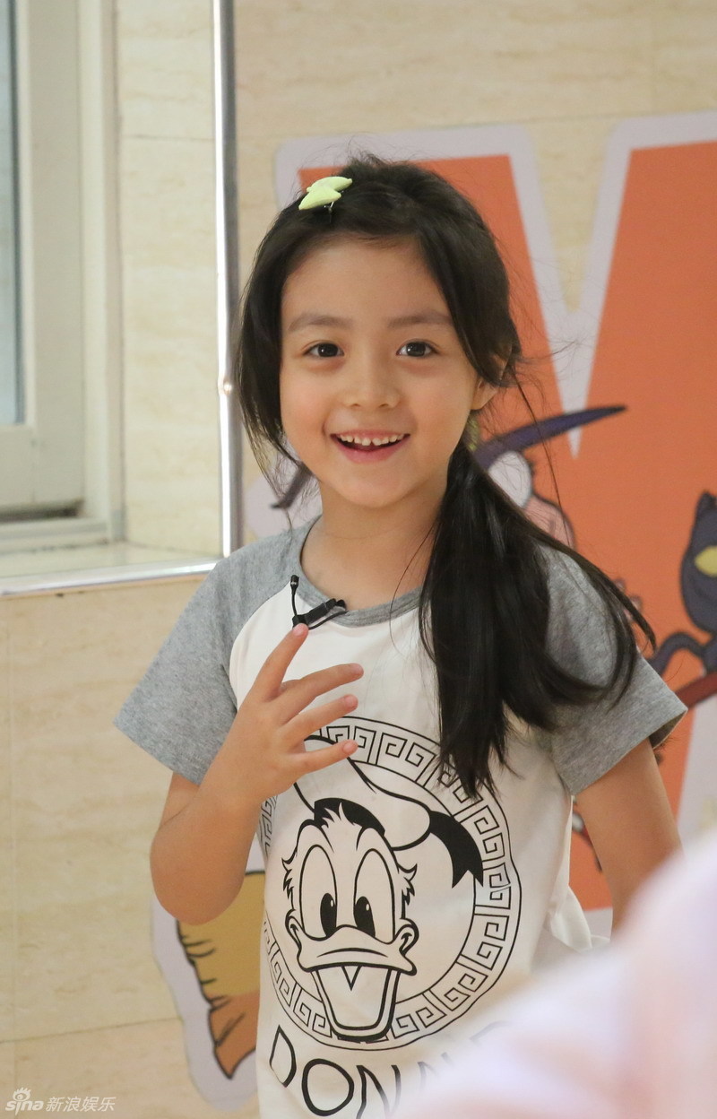 新浪娱乐讯 在学童鲜师炼成记《一年级》里,可爱漂亮的安琪儿萌萌的