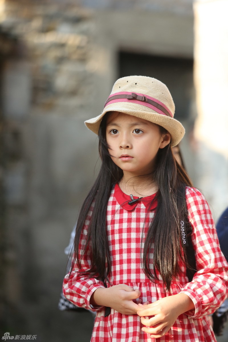 新浪娱乐讯 在学童鲜师炼成记《一年级》里,可爱漂亮的安琪儿萌萌的