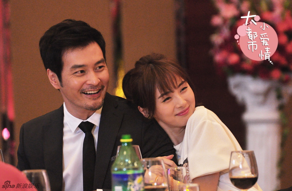 《大都市小爱情》中佟丽娅独挑大梁饰演"凤凰女"苏劲,与李乃文饰演的"