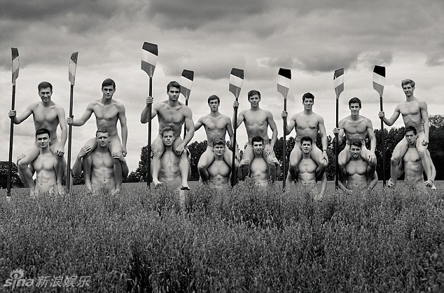 英国华威大学男子赛艇队为拍2015年月历脱光光,在为体育界反恐同筹款.