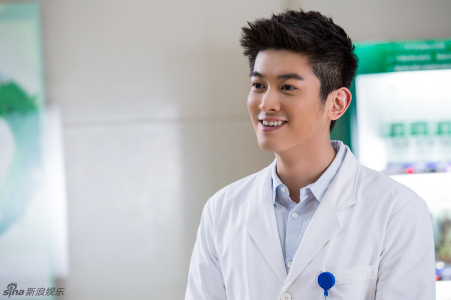 组图:《青年医生》曝杜江剧照 白色制服帅气