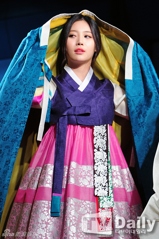 组图:韩女团穿3d打印韩服走秀 大胆露香肩_高清图集_新浪网