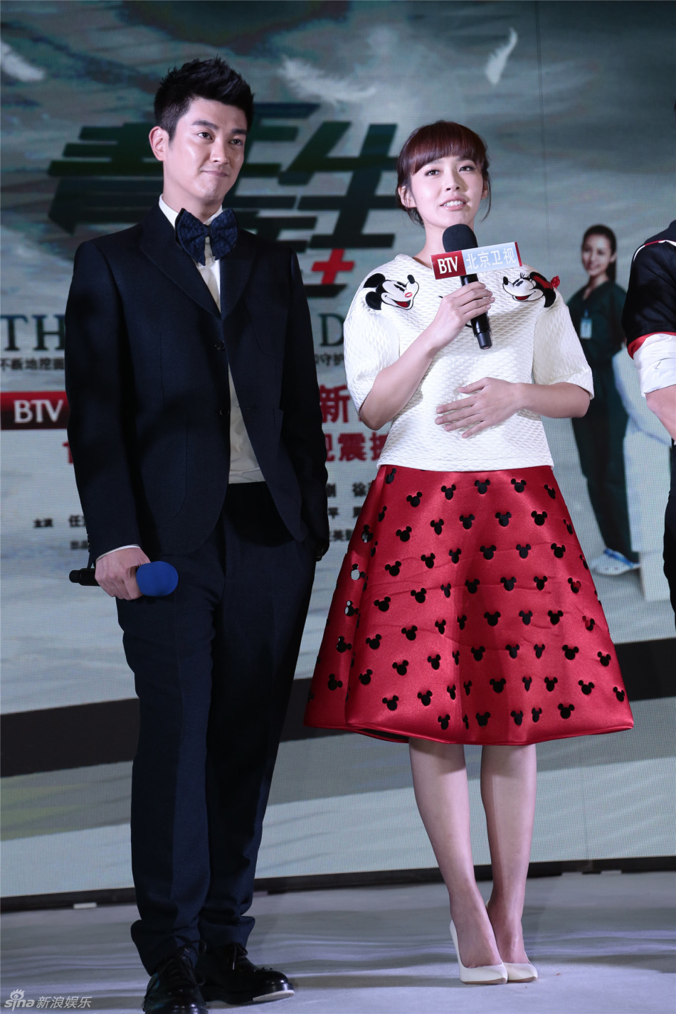 组图青年医生张铎庆生任重基情献吻