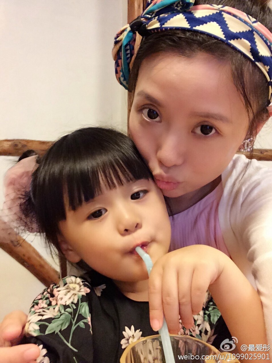 近日,湖南卫视主持人魏哲浩老婆yoyo在微博曝自己二胎照,还晒出大女儿