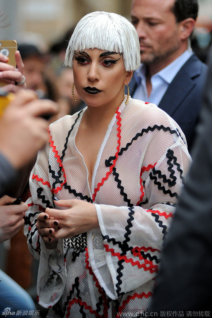 ladygaga薄纱透视装g奶惹火 黑唇似妖女