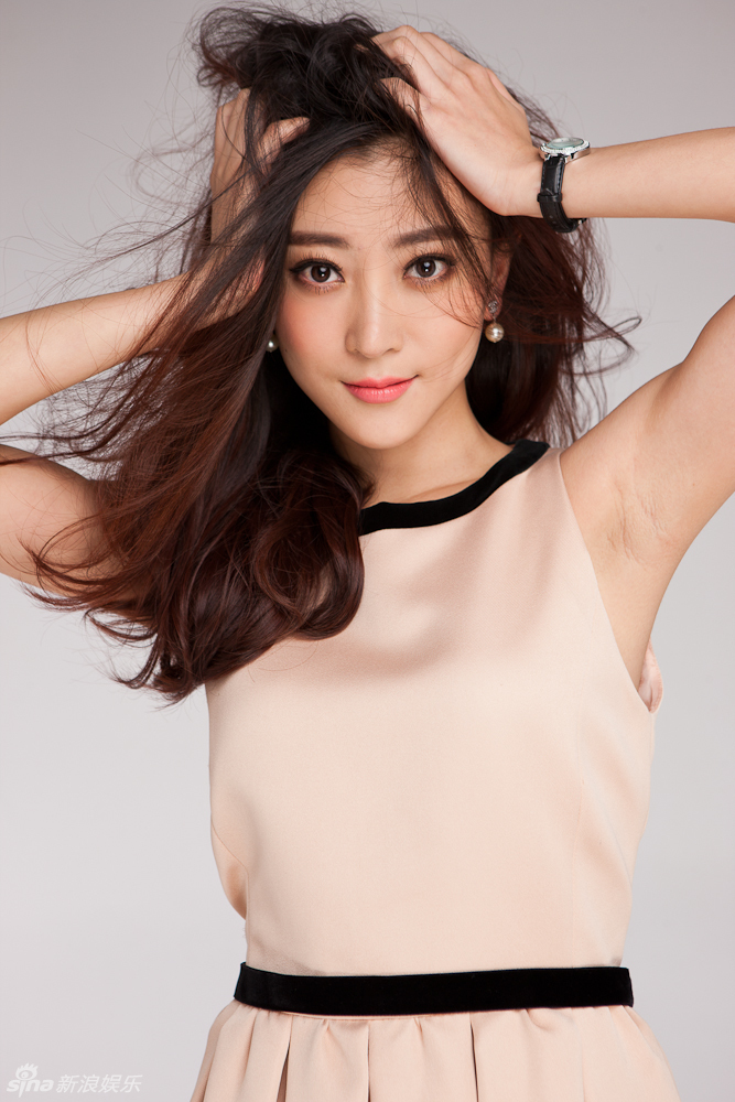 新浪娱乐讯 日前,青年演员李婳曝光了一组清新甜美写真大片.