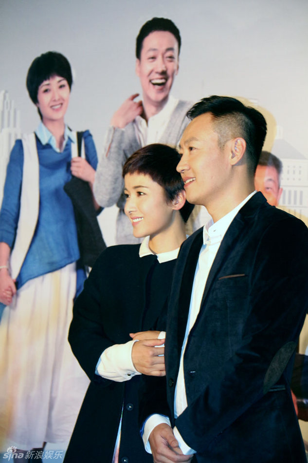 组图:《跟我回家》将播 黄曼赠辛柏青搓衣板